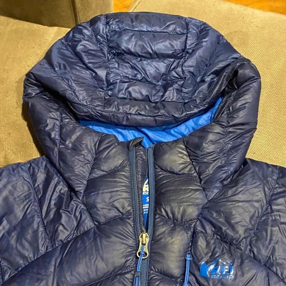 REI Black Insulated Puffer Jacket with Blue Logo and Drawcord